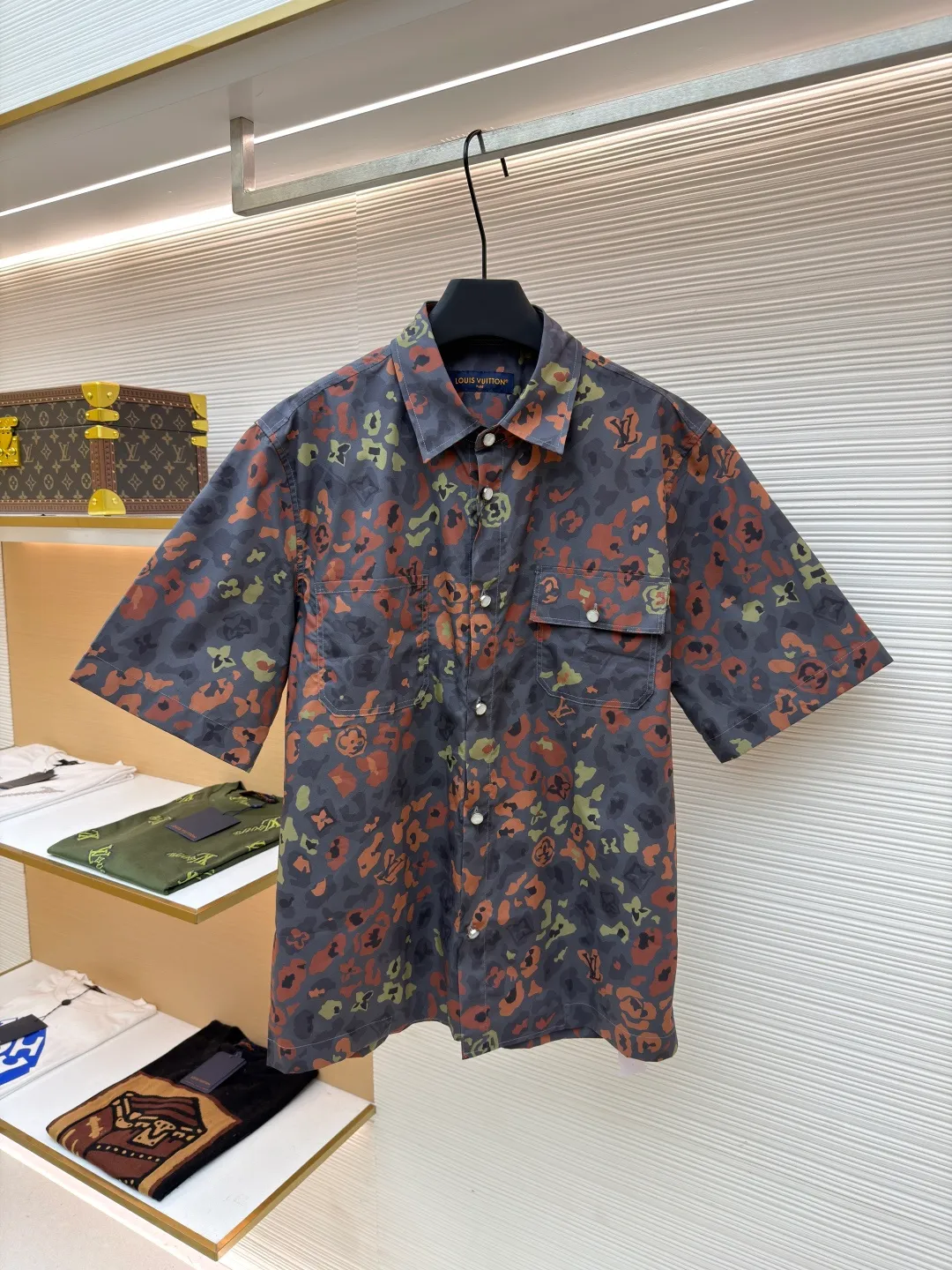 LOUIS VUITTON printed short-sleeved work shirt ●Original version: Purchased and developed for 12000 ●Item number: 1681018-A35 ●Fabric: cotton poplin fabric ●Technology: digital direct printing ●Version: fitted version ●Weight: about 270 grams ●Size: S-M-L-XL ●Description: This short-sleeved shirt is made of cotton poplin with a leopard-style camouflage pattern, and Monogram is combined with rich tones. Blend into it, exuding the rockabilly vibe of the Fall/Winter 2025 show. Patch pockets and glossy buttons accentuate workwear details, adding urban flair to everyday looks. The overall wiring is straight and delicate, the fabric is comfortable and soft, and the color is consistent without color difference. It can be matched with the same style to create a fashionable look and control various occasions. Customized accessories, complete with three standards, same style for men and women!